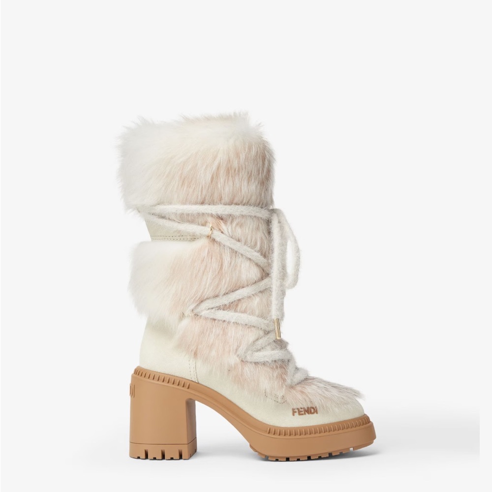 Fendi Apres Chic
Medium-heeled boots in white shearling and suede